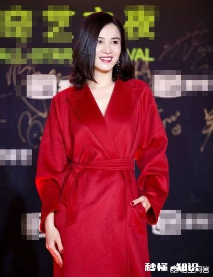 大衣里面怎样搭配才能提升自己的气质呢