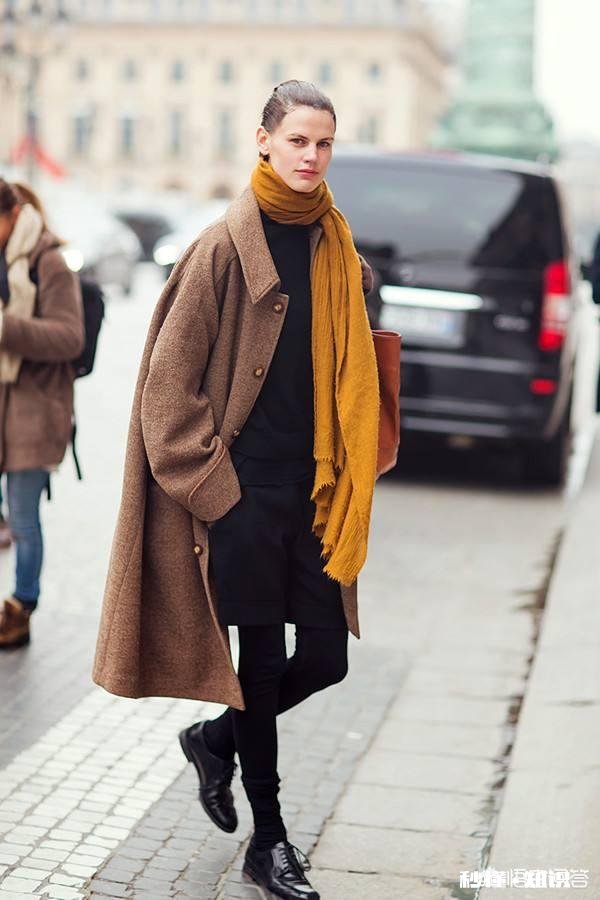 大衣里面怎样搭配才能提升自己的气质呢