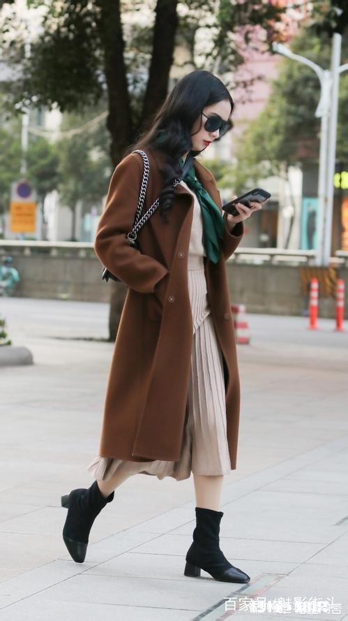 大衣里面怎样搭配才能提升自己的气质呢