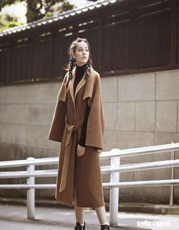 大衣里面怎样搭配才能提升自己的气质呢