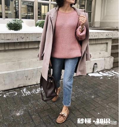 大衣里面怎样搭配才能提升自己的气质呢