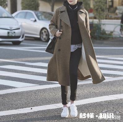 大衣里面怎样搭配才能提升自己的气质呢