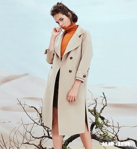 大衣里面怎样搭配才能提升自己的气质呢