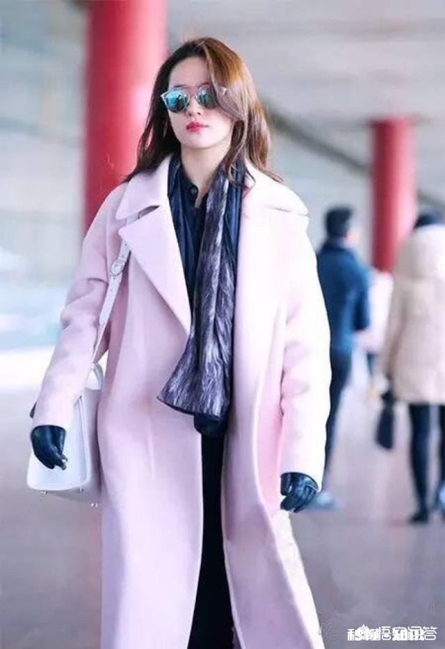 大衣里面怎样搭配才能提升自己的气质呢