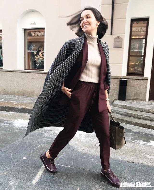 大衣里面怎样搭配才能提升自己的气质呢