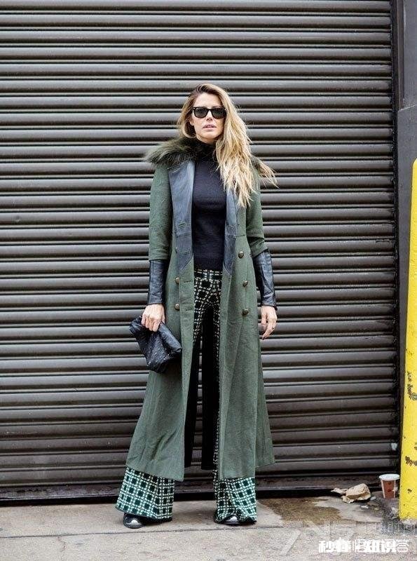 大衣里面怎样搭配才能提升自己的气质呢