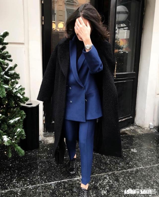 大衣里面怎样搭配才能提升自己的气质呢