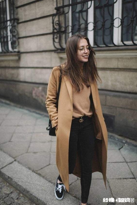 大衣里面怎样搭配才能提升自己的气质呢