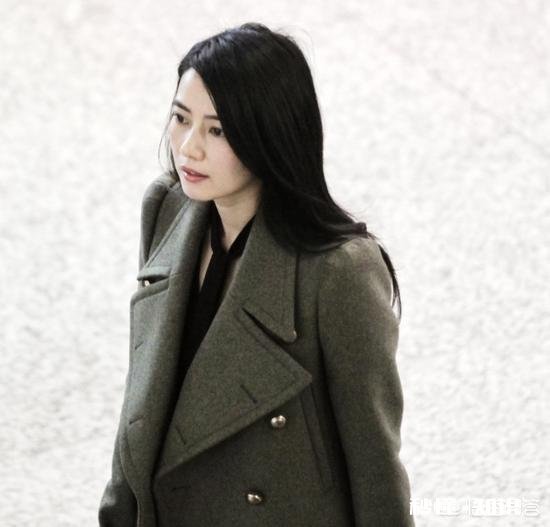 大衣里面怎样搭配才能提升自己的气质呢