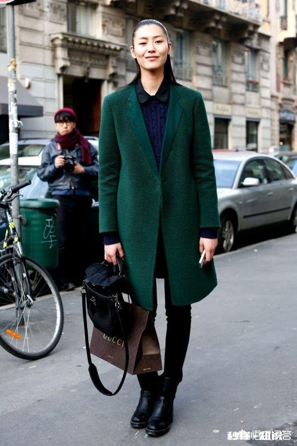 女生冬天该怎样搭配基础色的大衣呢有哪些好的搭配建议呢