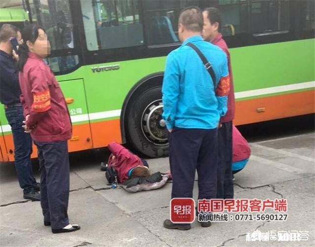 蹲在车头盲区玩手机，南宁一公交司机被撞骨折, 你怎么看