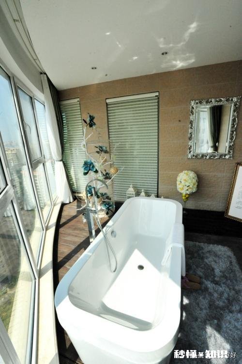 两个阳台都有上下水，一个放洗衣机，另外一个怎么设计