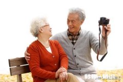 再婚老人退休金合在一起用，其中一方有个啃老族的孩子，怎么办