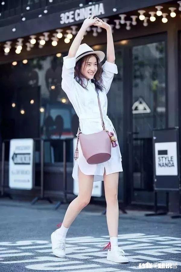 运动鞋可以搭配裙子吗应该怎么搭