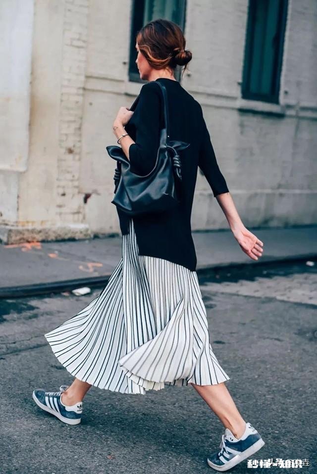 运动鞋可以搭配裙子吗应该怎么搭