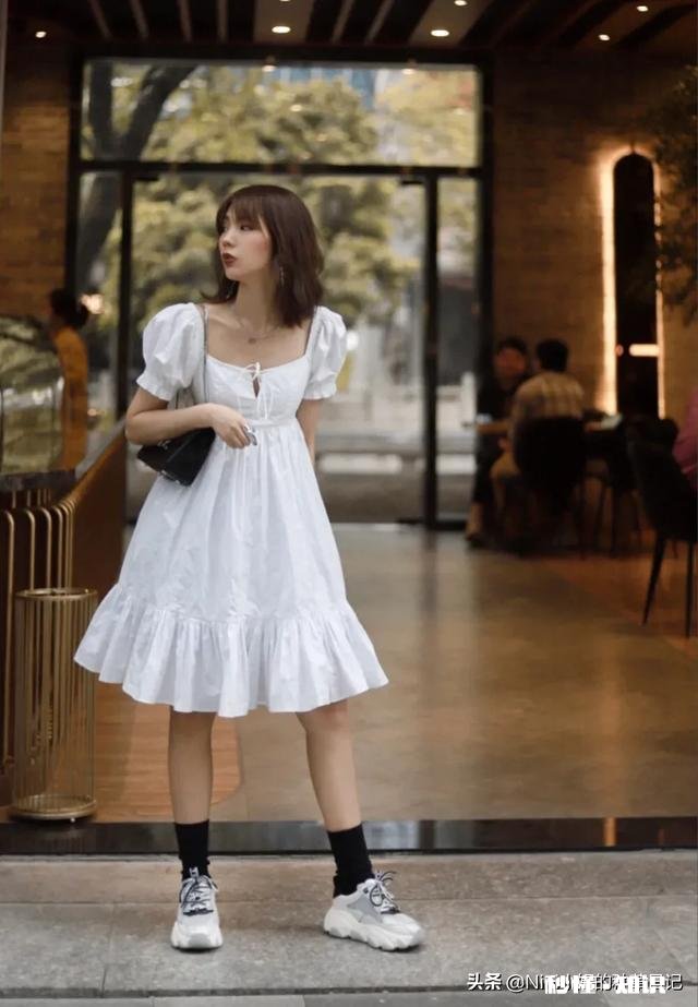 运动鞋可以搭配裙子吗应该怎么搭