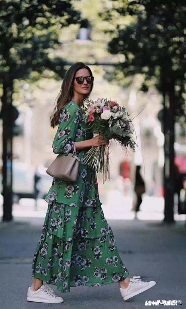 运动鞋可以搭配裙子吗应该怎么搭