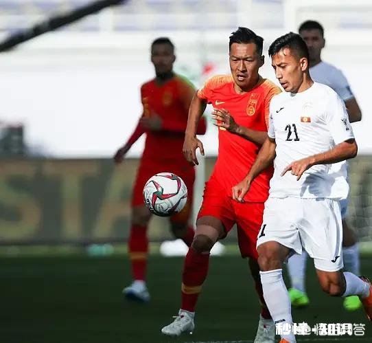如何看待国足亚洲杯首战里皮的首发布阵之后里皮做了哪些调整取得了奇效逆转了比赛