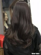 我想知道用软化剂软化头发后，再用板夹做弯上定型能达到烫发的效果吗