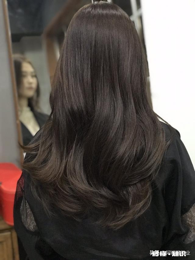 我想知道用软化剂软化头发后,再用板夹做弯上定型能达到烫发的效果吗