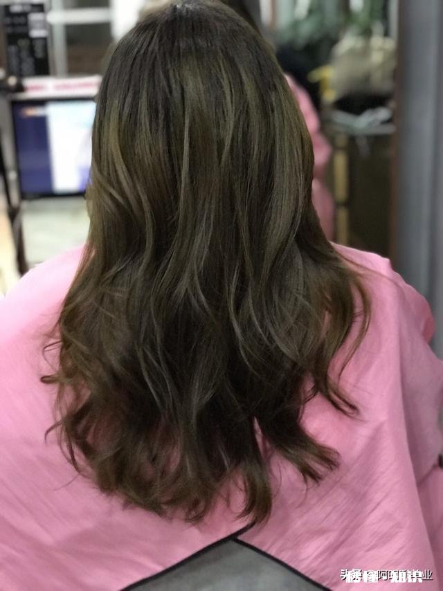 我想知道用软化剂软化头发后,再用板夹做弯上定型能达到烫发的效果吗