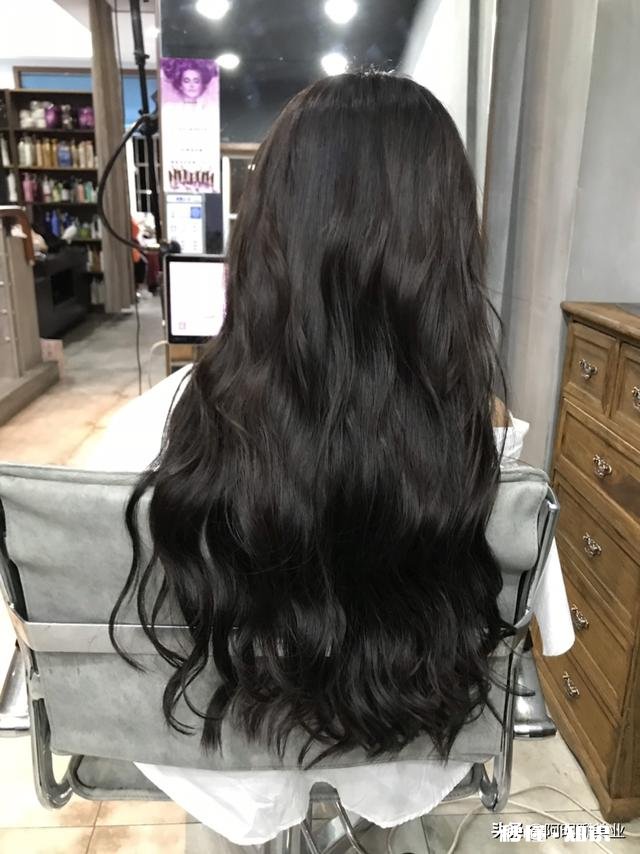 我想知道用软化剂软化头发后,再用板夹做弯上定型能达到烫发的效果吗