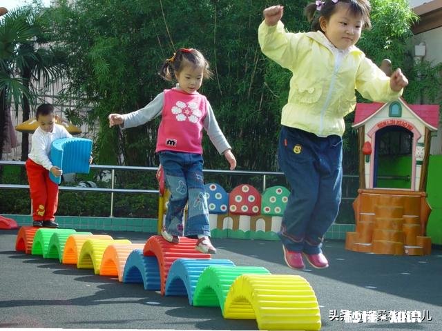 宝贝刚上幼儿园，没几天老师打电话说让我领回去，说是上半天，是老师的问题还是孩子的问题