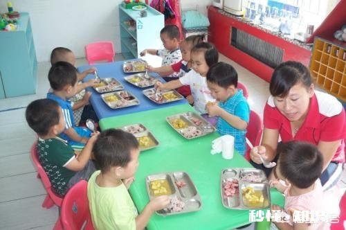 宝贝刚上幼儿园，没几天老师打电话说让我领回去，说是上半天，是老师的问题还是孩子的问题