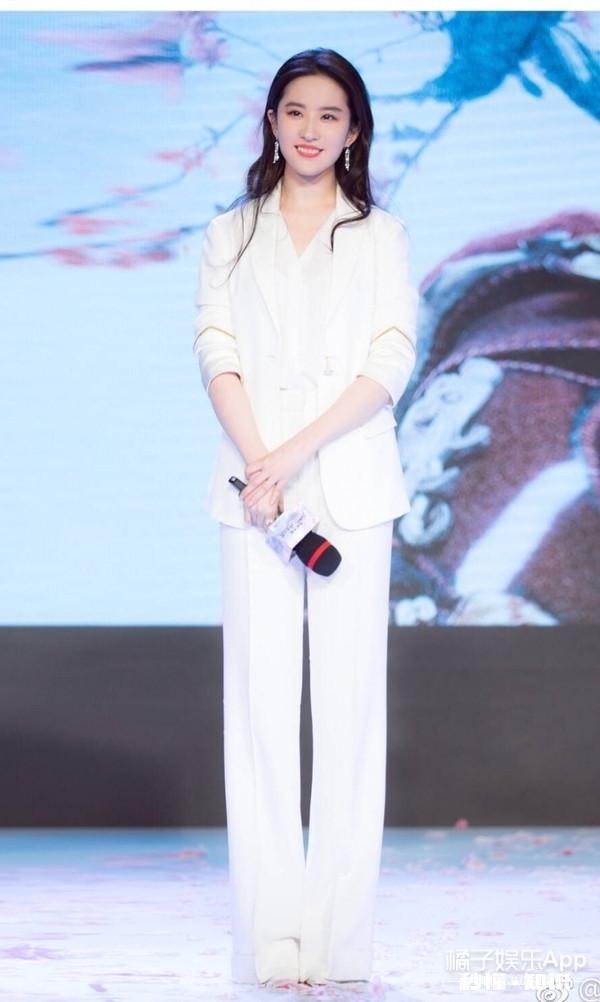 刘亦菲在新电影宣传期间穿了哪些美衣