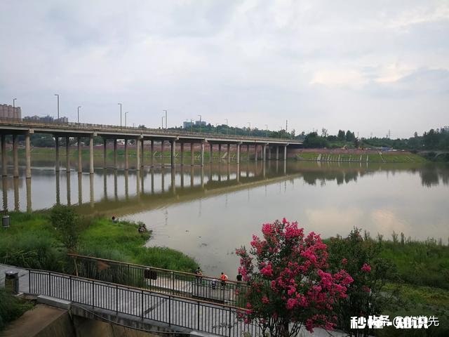 高山流水遇知音，游走山间留踪迹。留下你们的山水风景画，包括雪山，草地，高山