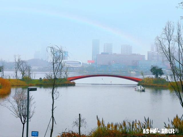 高山流水遇知音，游走山间留踪迹。留下你们的山水风景画，包括雪山，草地，高山