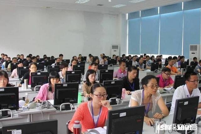 今年山东高考评卷员近一半是高中教师，与以往有地方多由在校大学生阅卷相比有何不同