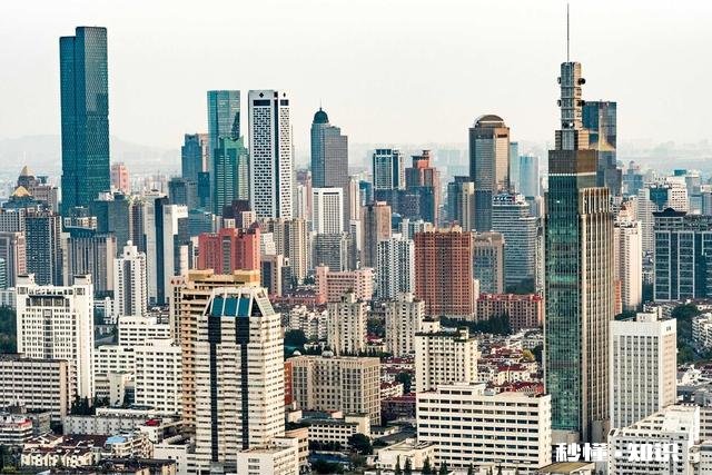 外墙装修是喷真石漆好还是挂大理石好