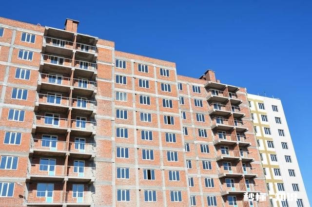 外墙装修是喷真石漆好还是挂大理石好