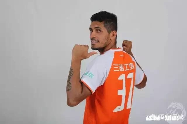 武汉卓尔两球落后连扳两球客场战平大连超越惊险保住榜首位置，你怎么评价这场比赛