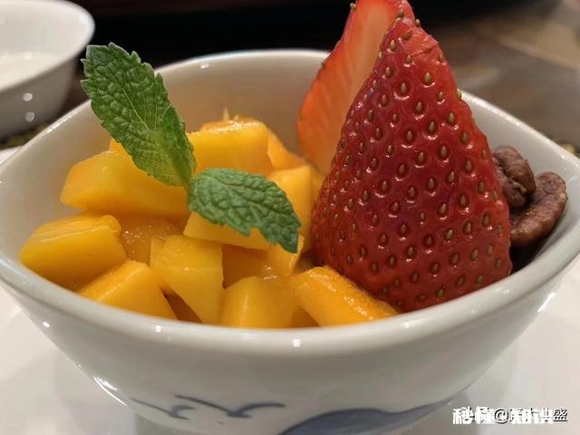 我要拍摄菜品，请问需要用什么相机啊