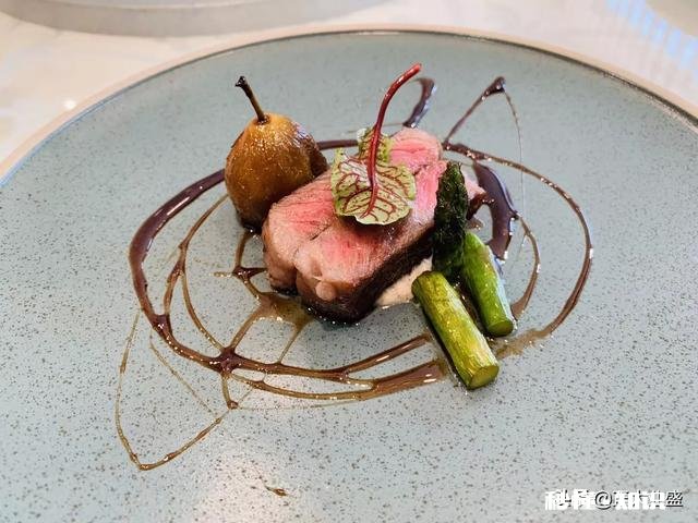 我要拍摄菜品，请问需要用什么相机啊