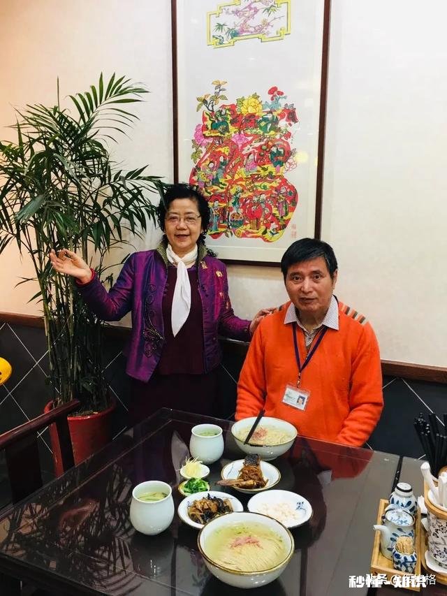 刚认识半个月的男朋友，每个月给我3000的生活费用，你们觉得这个男生可靠吗