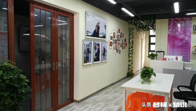 单反没有wifi，出去玩想直接传进手机，是买一个wifi sd卡还是连接手机的读卡器好呢