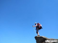 徒步行走出远门时，该如何选择可以缓解劳累的装备