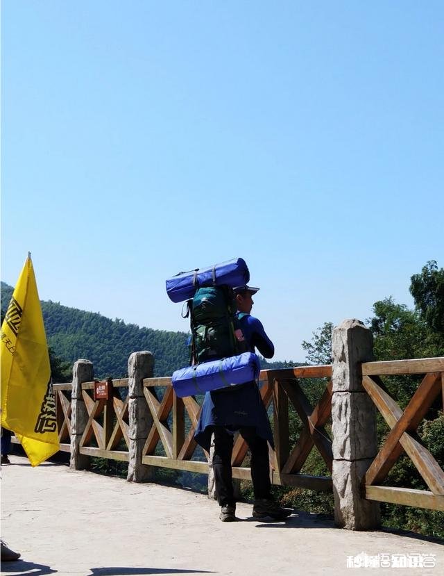 徒步行走出远门时，该如何选择可以缓解劳累的装备