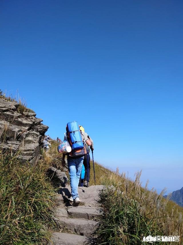 徒步行走出远门时，该如何选择可以缓解劳累的装备