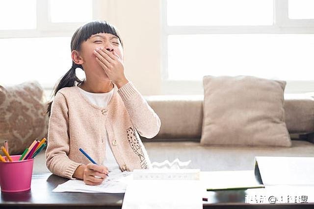 孩子总是三四点起床写第二天的作业怎么办