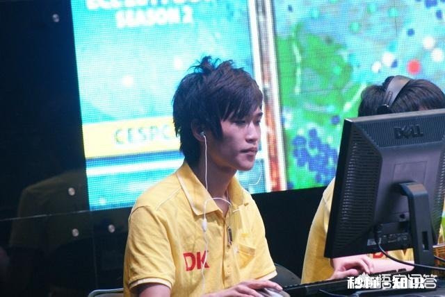 如何看待Dota2主播pis直播时因不满队友走中路，怒送33个人头