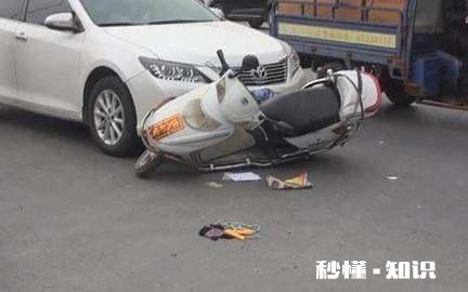 车辆撞人有全险但是是全责，车主不愿出钱垫付医药费，该怎么办