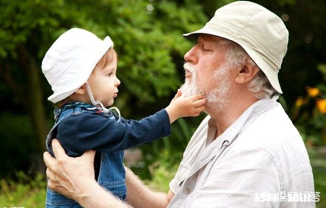 孩子跟爷爷比较亲，和我这个当妈妈的不亲该怎么办