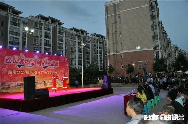 物业晚上在居民区广场播放消防知识宣传片,大妈们抗议说声音大影响跳广场舞,如何协调