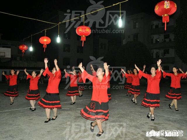 物业晚上在居民区广场播放消防知识宣传片,大妈们抗议说声音大影响跳广场舞,如何协调