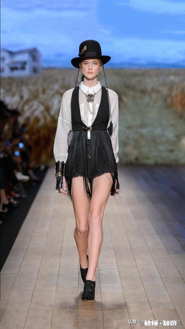 如今很多人贷款买车买房。经济受到了限制。面子重要。还是投资重要