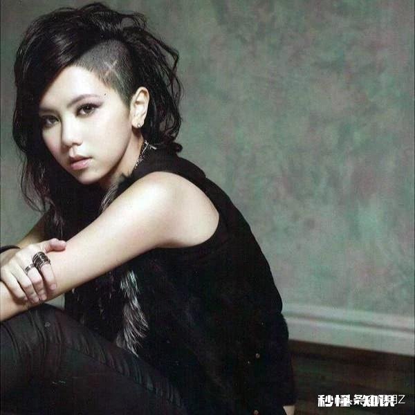 双面脸型怎么设计，一面女一面男